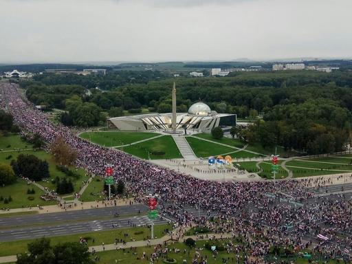 Belarus: Poliţia a reţinut zeci de protestatari în centrul oraşului Minsk