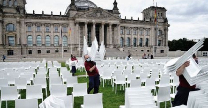 13.000 de scaune albe în faţa Bundestagului, pentru migranţii de pe Insula greacă Lesbos