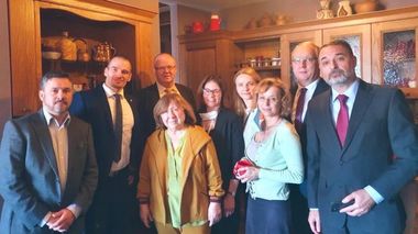 Ambasadorul României în Belarus şi alţi diplomaţi europeni, în sprijinul scriitoarei Svetlana Alexievici, hărţuită de autorităţi
