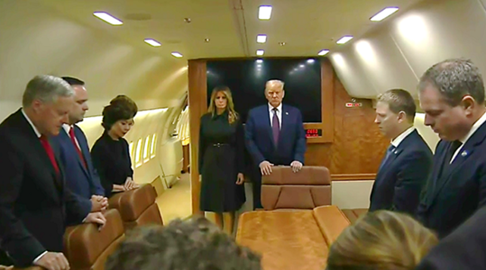 Donald şi Melania Trump păstrează un moment de reculegere la bordul Air Force One ce marchează momentul în care primul avion jihadist a lovit World Trade Center în urmă cu 19 ani