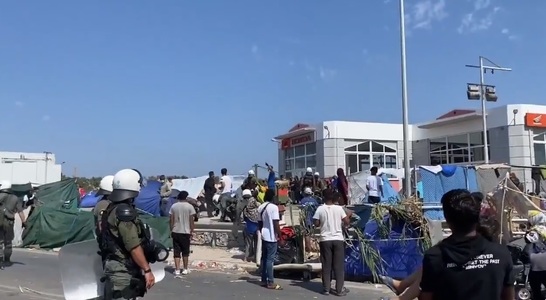 Forţele de ordine au folosit sâmbătă gaze lacrimogene asupra migranţilor din Lesbos care aruncau cu pietre | VIDEO
