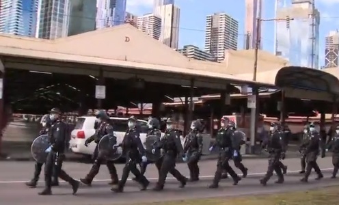 Zeci de manifestanţi care se opun restricţiilor de pandemie au fost arestaţi la Melbourne 