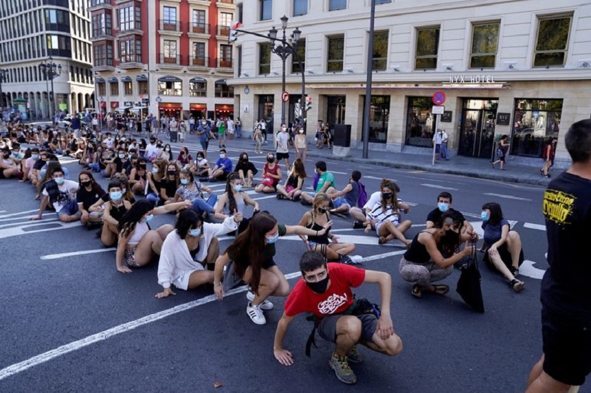 Profesori şi lucrători medicali din Spania au protestat marţi pentru a cere o reacţie mai bună faţă de criza provocată de Covid-19