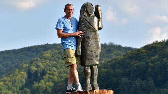 O copie de bronz a unei statui a Melaniei Trump, instalată în Slovenia la un an de la incendierea originalului de lemn