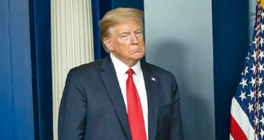 Un angajat al Casei Albe, testat pozitiv cu covid-19, anunţă Trump