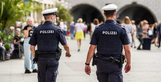 Douăzeci şi nouă de ofiţeri germani de poliţie, concediaţi după ce au difuzat conţinuturi neonaziste pe grupuri Whatsapp, un nou scandal în Renania de Nord-Westfalia; un anchetator special numit să caute reţele neonaziste în cadrul poliţiei germane