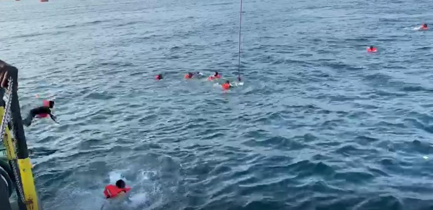 Zeci de migranţi au sărit din vasul de salvare Open Arms pentru a încerca să ajungă înot în Palermo - VIDEO