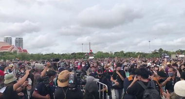 Mii de thailandezi au protestat faţă de Guvern şi Monarhie: „Jos cu feudalismul! Trăiască poporul!”

