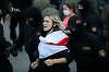Belarus: Sute de arestări la o manifestaţie a femeilor