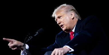 O suspectă înarmată, arestată în urma trimiterii unei scrisori cu ricină lui Trump