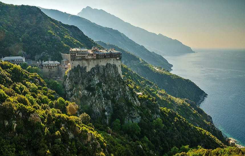 Cel puţin opt călugări bolnavi de covid-19 la Mănăstirea Sf. Paul de la Muntele Athos, plasată în carantină
