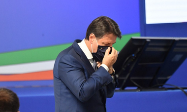 Puterea de centru-stânga italiană îşi păstrează cu un scor strâns bastionul în Toscana pe care voia să i-l smulgă Liga în alegerile regionale; italienii aprobă prin referendum reducerea de la 945 la 600 a numărului parlamentarilor - exit-poll