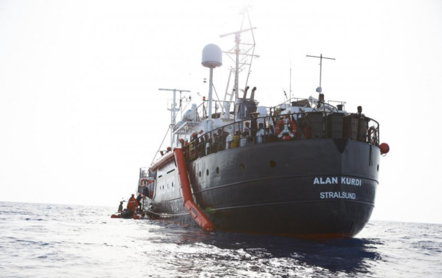 Nava Alan Kurdi se îndreaptă către Franţa, cu 133 de migranţi la bord, salvaţi pe mare