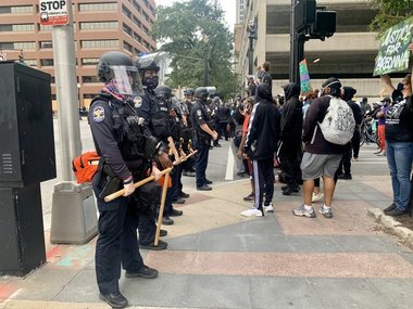 Doi ofiţeri de poliţie au fost împuşcaţi în protestele izbucnite după decizia juriului de a pune sub acuzare pentru uciderea Breonnei Taylor un singur poliţist
