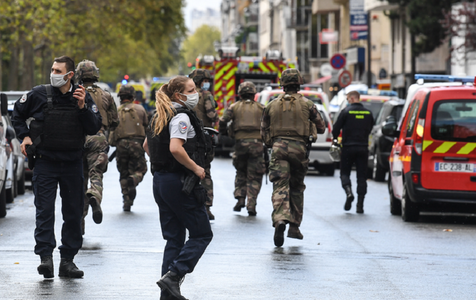 Doi răniţi în atacul cu cuţitul la Paris şi singurul atacator arestat, rectifică în scădere poliţia un bilanţ anterior