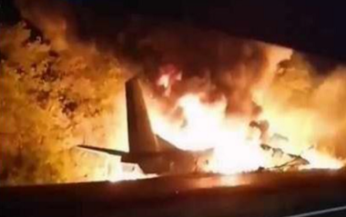 Cel puţin 22 de morţi, inclusiv elevi militari, în estul Ucrainei, în urma prăbişirii unui avion de transport militar de tip Antonov-26 în apropiere de Harkov