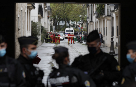 Strada vizată în atacul cu satârul la Paris nu era apărată, în pofida procesului atentatelor din ianuarie 2015 la Charlie Hebdo, care îşi avea sediul la locul atacului şi unor ameninţări teroriste după republicarea caricaturilor cu Mahomed