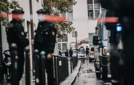 Opt persoane în arest preventiv în ancheta privind atacul cu satârul la Paris, inclusiv fratele mai mic al pakistanezului Hassan A., presupusul autor al atacului; un ”fost colocatar” la Cergy al acestuia, eliberat; victimele, ”grav rănite la faţă”, ”au sc