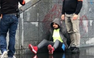 Presupusul autor al atacului cu satârul la Paris se numeşte în realitate Zaheer Hassan Mehmood, ci nu Hassan A., are 25 de ani, ci nu 18, şi a revendicat atacul într-o înregistrare video înainte de faptă