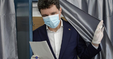 Dreapta la putere în România îşi consolidează poziţia în vederea alegerilor legislative de la 6 decembrie, în urma alegerilor locale, scrie presa internaţională