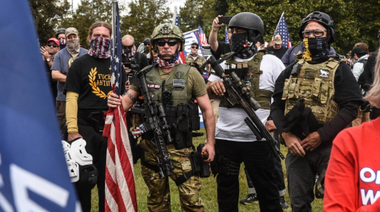 Trump îndeamnă miliţiile adepţilor supremaţiei albilor ”să lase poliţia să-şi facă treaba” şi spune că nu cunoaşte gruparea paramilitară Prous Boys, după ce o îndeamnă în dezbaterea cu Biden ”să stea deoparte, să fie pregătită”