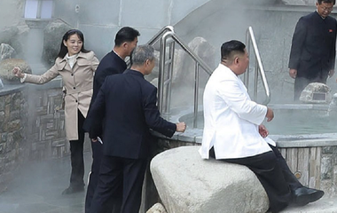 Kim Jong Un vizitează o regiune sinistrată de inundaţii în sud-estul ţării împreună cu sora sa Kim Yo Jong, care reapare astfel prima oară în public după o absenţă de două luni