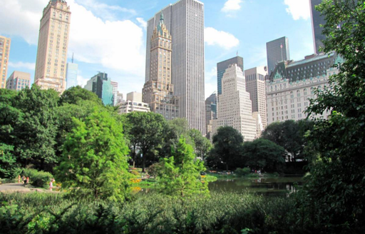 New Yorkul, pregătit să reintroducă în carantină nouă cartiere din Brooklyn şi Queens, o premieră din martie