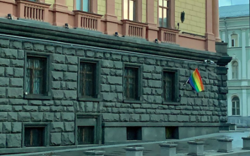 Pussy Riot pune steaguri gay pe cinci clădiri guvernamentale, inclusiv la sediul FSB, de ziua lui Putin; Maria Alehina şi Nika Niculcina, arestate, anunţă Piotr Verzilov