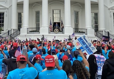 Trump le-a vorbit susţinătorilor săi de la balconul Casei Albe: Mă simt foarte bine / Nu îi putem permite ţării noastre să devină o naţiune socialistă  