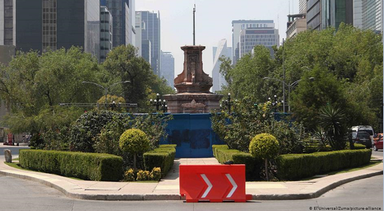 O statuie a lui Christofor Columb din Ciudad de Mexico, înlăturată de autorităţi după ce grupuri de activişti au ameninţat că o demolează - VIDEO