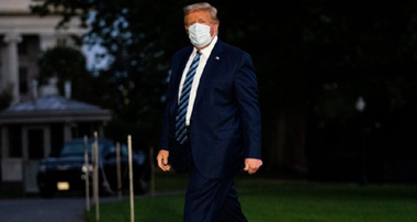 Trump, rămas în urmă în sondaje, străbate din nou America; echipa sa medicală refuză să spună când a fost testat negativ cu covid-19 ultima dată, alimentând suspiciuni