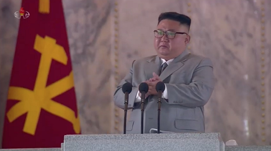 Kim Jong Un plânge şi prezintă Coreei de Nord scuze pentru eşecurile sale, la o defilare militară care a dezvăluit o rachetă de 24 metri lungime, considerată o ameninţare la adresa scutului american antirachetă
