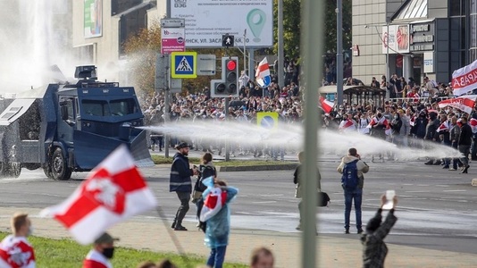 Poliţia din Belarus autorizează folosirea armelor letale împotriva protestatarilor