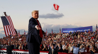 Trump se întoarce, în Florida, ”în deplină formă”, pe estradele electorale