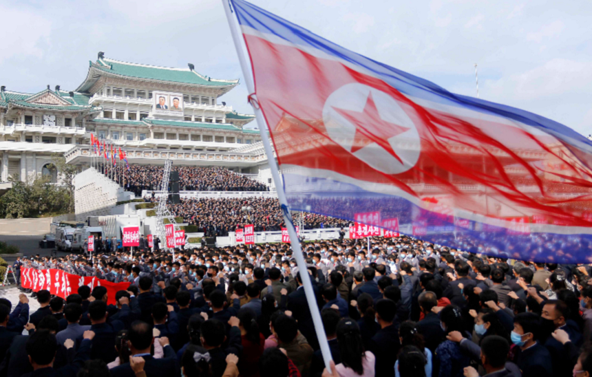 Nord-coreenii poartă mască la o adunare la Phenian, spre deosebire de parada militară