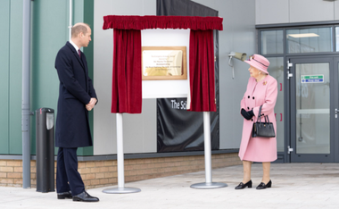 Regina Elizabeth a II-a îşi face prima ieşire importantă de la începutul crizei covid-19 sub semnul noviciok şi inaugurează împreună cu prinţul William un nou departament specializat în analiza medico-legală a substanţelor explozive la laboratorul ”top-secret” din Porton Down