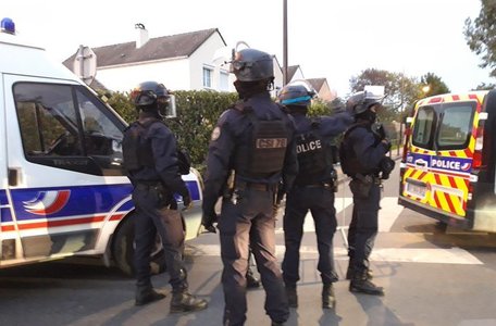 Franţa: Un bărbat a fost decapitat în apropiere de Paris. Atacatorul a fost ucis de poliţie. Macron s-a deplasat la locul crimei