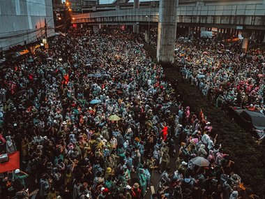 Thailanda: Peste 10.000 de manifestanţi prodemocraţie au ieşit pentru a treia zi consecutiv în stradă