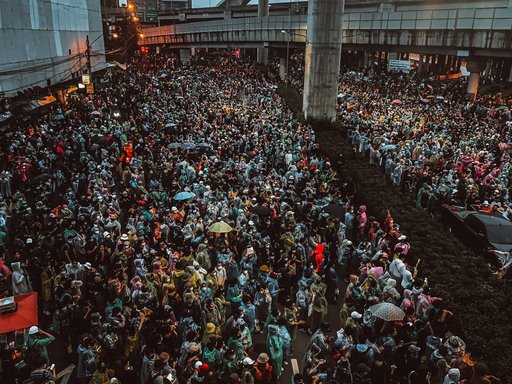 Thailanda: Peste 10.000 de manifestanţi prodemocraţie au ieşit pentru a treia zi consecutiv în stradă