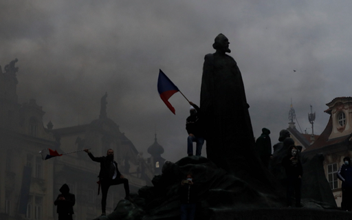 Răniţi în ciocniri cu poliţia şi arestări la Praga, la manifestaţii violente împotriva măsurilor anti-covid-19 