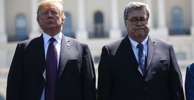 Trump îşi intensifică atacurile personale la adresa lui Biden, cataloghează fără probe familia democratului drept o ”întreprindere criminală” şi apreciază că Barr ar trebui să deschidă rapid o anchetă, cu exact două săptămâni înainte de alegeri