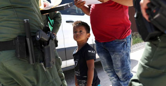 Un total de 545 de copii de migranţi, în continuare fără părinţi, după ce au fost despărţiţi de administraţia Trump la frontieră 