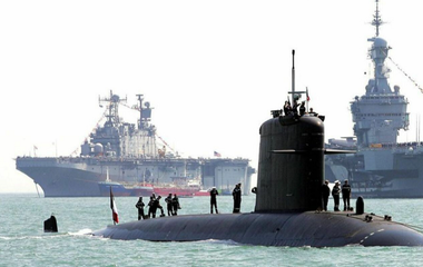 Submarinul nuclear de atac francez Perle urmează să fie reparat, anunţă Florence Parly, prin sudarea părţii din faţă a submarinului Saphir, din aceeaşi clasă, în locul părţii distruse de flăcări
