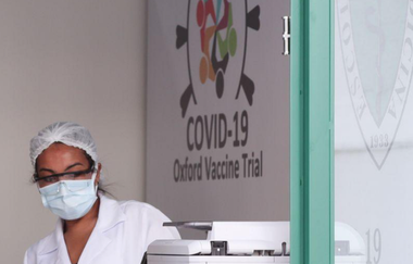 Vaccinul AstraZeneca provoacă un răspuns imunitar puternic în rândul persoanelor în vârstă, dezvăluie Financial Times