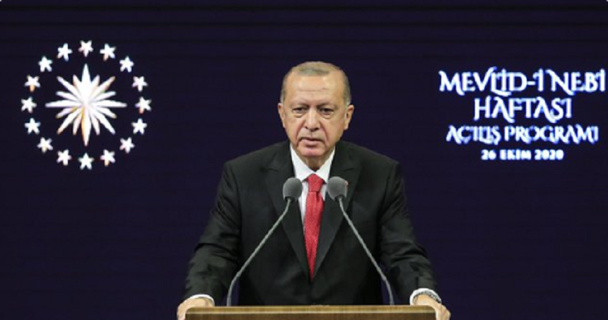 Erdogan îndeamnă turcii să boicoteze produsele franţuzeşti, compară tratamentul aplicat musulmanilor în Europa cu cel aplicat evreilor înaintea celui de-al Doilea Război Mondial şi acuză lideri europeni de de ”fascism” şi ”nazism”