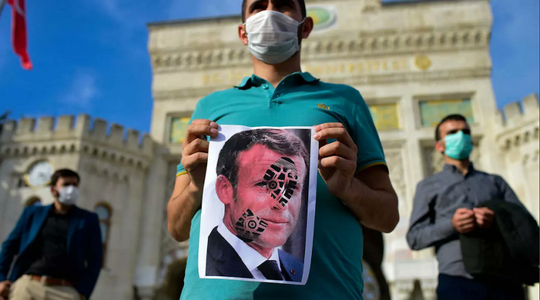 Ambasadorul francez Marc Baréty, convocat de Islamabad cu privire la o ”campanie islamofobă sistematică” a lui Macron, după ce şeful statul francez a apărat publicarea unor caricaturi religioase, o blasfemie în Pakistan
