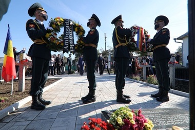 Ambasada României în Republica Moldova reacţionează la acuzaţiile Ambasadei Federaţiei Ruse: Transformarea memoriei militarilor căzuţi la datorie în războaie în temă electorală este o expresie de cinism la care nu vrem să fim părtaşi