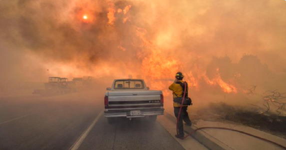 Aproximativ 90.000 de oameni evacuaţi din cauza a două incendii, în apropiere de Los Angeles
