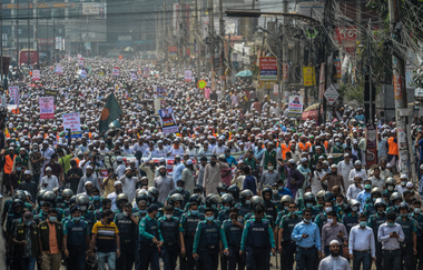 Zeci de mii de oameni manifestează împotriva Franţei în capitala Bangladeshului, îndeamnă la boicotarea produselor franţuzeşti, ard o efigie a lui Macron, acuzat de ”adorarea Satanei” şi care va plăti scump pentru apărarea libertăţii de a-l caricaturiza pe Mohamed