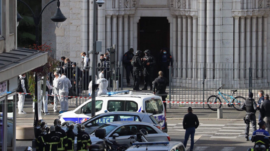 Macron urmează să se ducă la Nisa, în urma atentatului terorist soldat cu trei morţi, al cărui autor a fost reţinut strigând ”Allah akbar”
